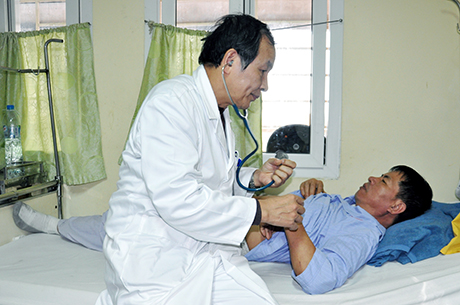 Bác sĩ Đoàn Dư Đạt đang khám, điều trị cho bệnh nhân.