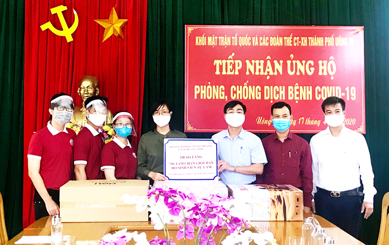 Đại diện TP Uông Bí tiếp nhận 700 tấm chắn giọt bắn do Trường ĐH Ngoại thương (cơ sở 2) tặng ngày 17/4. Ảnh Hồng Nhung (trung tâm TTVH Uông Bí)