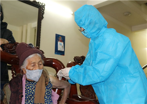 Thành phố Uông Bí: Thực hiện tiêm vắc xin phòng Covid-19 lưu động ngay tại nhà