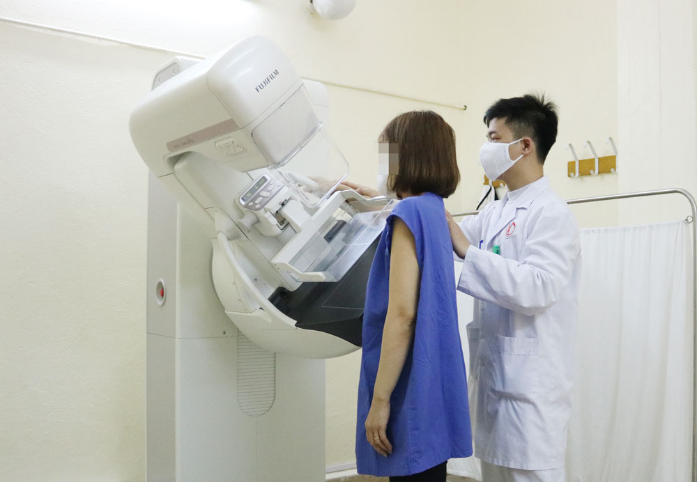Phát hiện sớm ung thư vú đã và đang được chú trọng và thực hiện rộng rãi tại Việt Nam. Điều này giúp tăng cơ hội chữa trị thành công và giảm thiểu tác động của bệnh đối với cuộc sống của chị em phụ nữ. Hãy cùng xem hình ảnh về quá trình phát hiện sớm ung thư vú và tìm hiểu thêm về lợi ích của việc thực hiện tầm soát này.