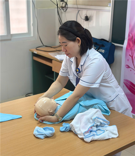 “Tắm bé dễ dàng – Nhẹ nhàng sảng khoái”: Hành trang thiết thực cho cha mẹ trong hành trình chăm sóc trẻ sơ sinh