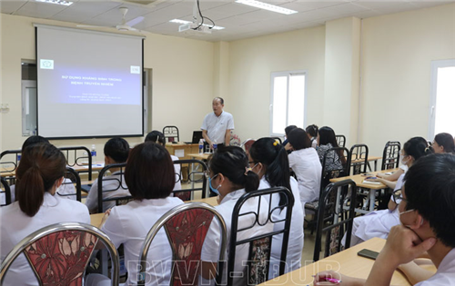 Phối hợp với Bệnh viện Bạch Mai tập huấn cập nhật chuyên đề bệnh lý truyền nhiễm cho nhân viên y tế trên địa bàn