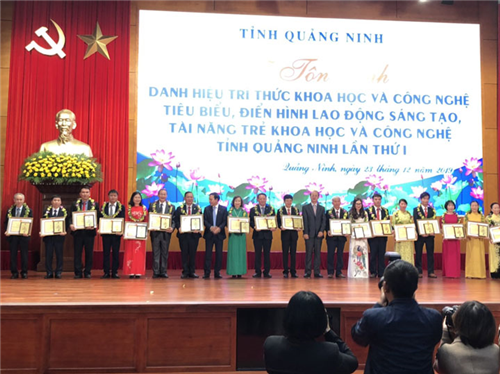 Bệnh viện Việt Nam - Thụy Điển Uông Bí được vinh danh tại “Lễ tôn vinh danh hiệu trí thức KHCN tiêu biểu, điển hình lao động sáng tạo lần thứ I”