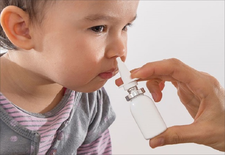 Có những yếu tố nào cần lưu ý khi sử dụng thuốc xịt mũi cho bé? 
