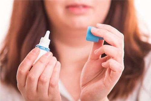 Đục thủy tinh thể thứ phát do thuốc nhỏ mắt chứa corticoid