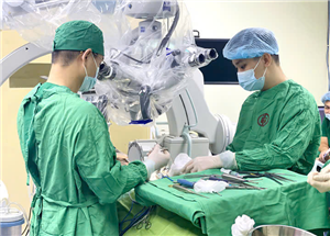 Thoát vị đĩa đệm cột sống cổ: Phẫu thuật nội soi và thay nhân đĩa đệm nhân tạo mở ra hướng điều trị mới