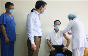 Ngày đầu tiên triển khai tiêm vắc xin COVID-19 cho nhân viên y tế