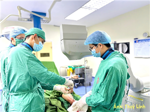 Phẫu thuật kết hợp xương chày dưới màn hình tăng sáng – Xâm lấn tối thiếu, phục hồi nhanh chóng