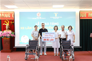 Bệnh viện Việt Nam – Thụy Điển Uông Bí: Tiếp nhận 20 chiếc xe lăn do Chi nhánh Công ty TNHH Sao Vàng trao tặng