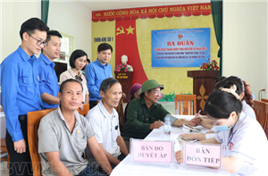 Khám bệnh nhân đạo hưởng ứng chiến dịch Thanh niên tình nguyện hè Thành phố Uông Bí năm 2024