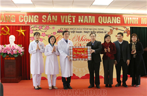 Đoàn Lãnh đạo tỉnh Quảng Ninh thăm, chúc Tết Bệnh viện Việt Nam – Thụy Điển Uông Bí