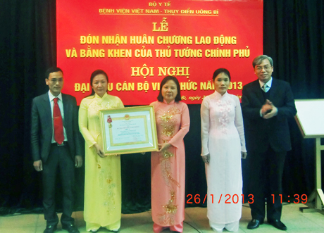 Trung tâm Đào tạo và Chỉ đạo tuyến, Bệnh viện Việt Nam - Thụy Điển Uông Bí đón nhận Huân chương Lao động hạng Ba của Chủ tịch nước vào cuối tháng 1-2013 (Ảnh: Tư liệu)