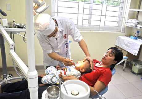 Khám sàng lọc cho trẻ bị sứt môi tại Bệnh viện Việt Nam- Thụy Điển Uông Bí