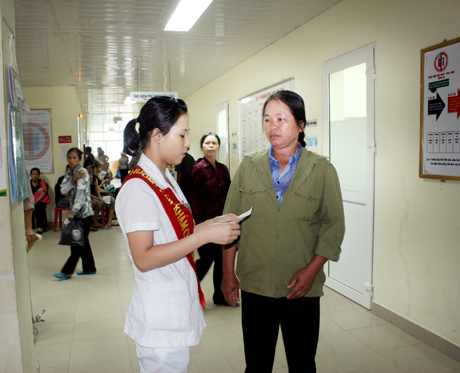 Dù là khám bệnh viện phí hay khám bệnh theo yêu cầu, khi tới Bệnh viện Việt Nam - Thụỵ Điển người dân đều được hướng dẫn tận tình.