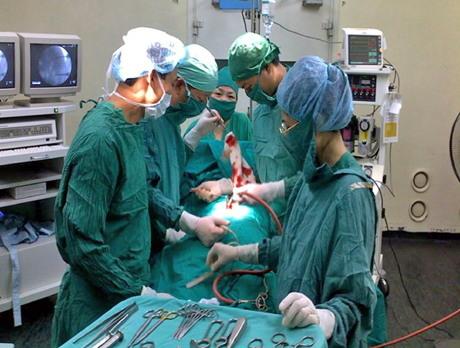 Phẫu thuật cột sống cho bệnh nhân tại Khoa Ngoại chấn thương, Bệnh viện Việt Nam - Thụy Điển Uông Bí.