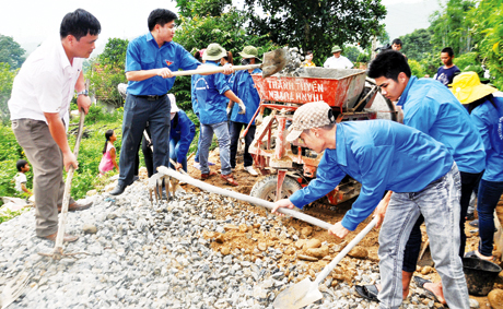 ĐVTN huyện Hoành Bồ cùng Đội sinh viên tình nguyện Trường ĐH Lâm nghiệp Hà Nội tham gia làm đường liên thôn trên địa bàn xã Bằng Cả, trong Chiến dịch tình nguyện hè năm 2013.