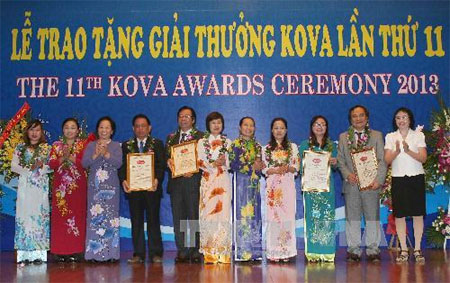 Phó Chủ tịch nước Nguyễn Thị Doan trao giải thưởng cho các tập thể có thành tích xuất sắc trong nghiên cứu khoa học ứng dụng.