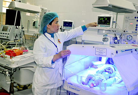 Chiếu đèn điều trị vàng da cho trẻ tại Khoa Sơ sinh, Bệnh viện Việt Nam - Thụy Điển Uông Bí.