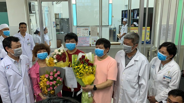 15/16 ca nhiễm Covid đã khỏi, phác đồ điều trị corona của Việt Nam hiệu quả - 1