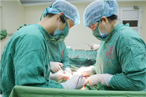 Phẫu thuật cắt tử cung hoàn toàn và vét hạch chậu hai bên cho người bệnh bị ung thư nội mạc tử cung