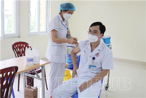 Tiêm phòng cúm mùa nâng cao sức khoẻ cho cán bộ nhân viên y tế