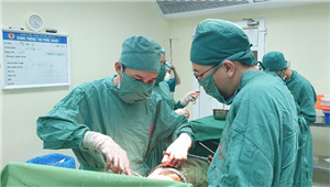 Phẫu thuật cắt u thận phải lớn cho người bệnh 66 tuổi