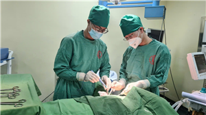 Cắt toàn bộ dạ dày điều trị ung thư dạ dày biến chứng chảy máu 