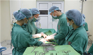 Phẫu thuật khối u nang khủng cho cụ bà 98 tuổi