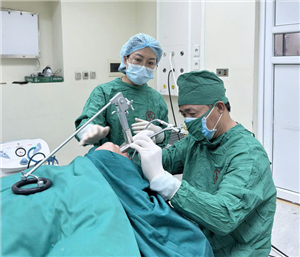 Ăn quất hồng bì, người phụ nữ bị sặc dị vật vào phổi