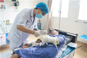 Người đàn ông bị bỏng nặng do đốt rác bằng xăng