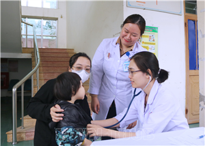 Thầy thuốc trẻ làm theo lời Bác: Đoàn Thanh niên Bệnh viện khám bệnh và cấp phát thuốc miễn phí cho người dân phường Yên Thanh