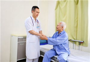 Vượt qua “Cơn bão điện học” nguy kịch: Bệnh viện Việt Nam – Thụy Điển Uông Bí cấy máy phá rung ICD cứu sống cụ ông 74 tuổi