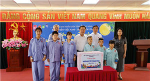 Đoàn công tác Tỉnh Quảng Ninh thăm, tặng quà Tết Trung thu các  bệnh nhi đang điều trị tại Bệnh viện Việt Nam – Thụy Điển Uông Bí