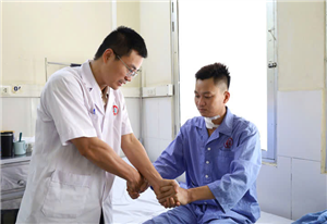 Kịp thời phẫu thuật thay nhân đĩa đệm nhân tạo giúp nam thanh niên thoát nguy cơ liệt tứ chi