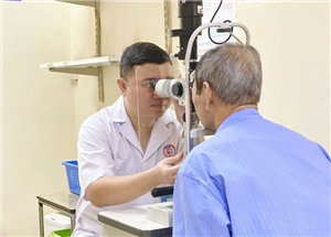 Tự pha nước muối nhỏ mắt, người đàn ông phải nhập viện