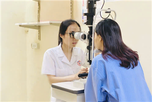 Người phụ nữ bị bỏng kết giác mạc do dung dịch ủ chấy