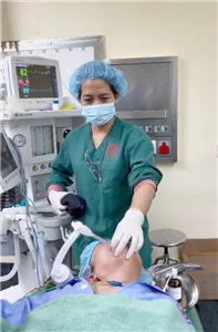 Đặt nội khí quản cho người bệnh bị vẹo cột sống cổ bẩm sinh