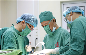 Phẫu thuật nội soi tuyến giáp qua đường miệng: Kỹ thuật hiện đại, không để lại sẹo vùng cổ