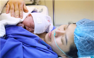 Bé trai chào đời từ hành trình song thai nguy hiểm - Hạnh phúc của gia đình và nhân viên y tế