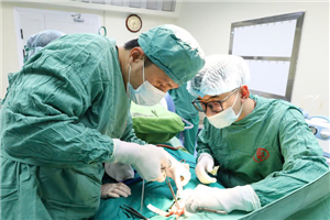 Phẫu thuật cho trẻ sơ sinh 1 ngày tuổi không có hậu môn