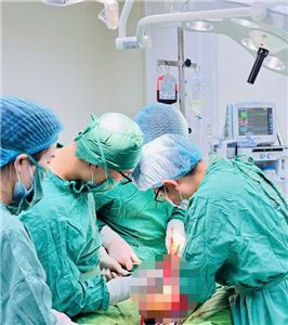 Phẫu thuật khẩn cấp cứu sống người bệnh bị mảnh bình ga vỡ gây tổn thương mạch đùi