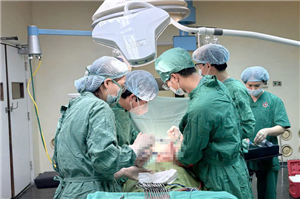 Báo động đỏ toàn viện, huy động tổng lực cứu sống 2 bệnh nhi sau tai nạn giao thông nghiêm trọng
