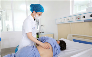 Tin lời mách nhịn ăn, uống nước kiềm để chữa ung thư, người bệnh nhập viện vì toan chuyển hóa nặng