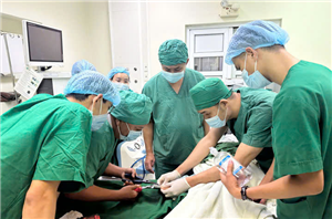 Bé trai 4 tuổi mắc kẹt ngón tay trong ống sắt