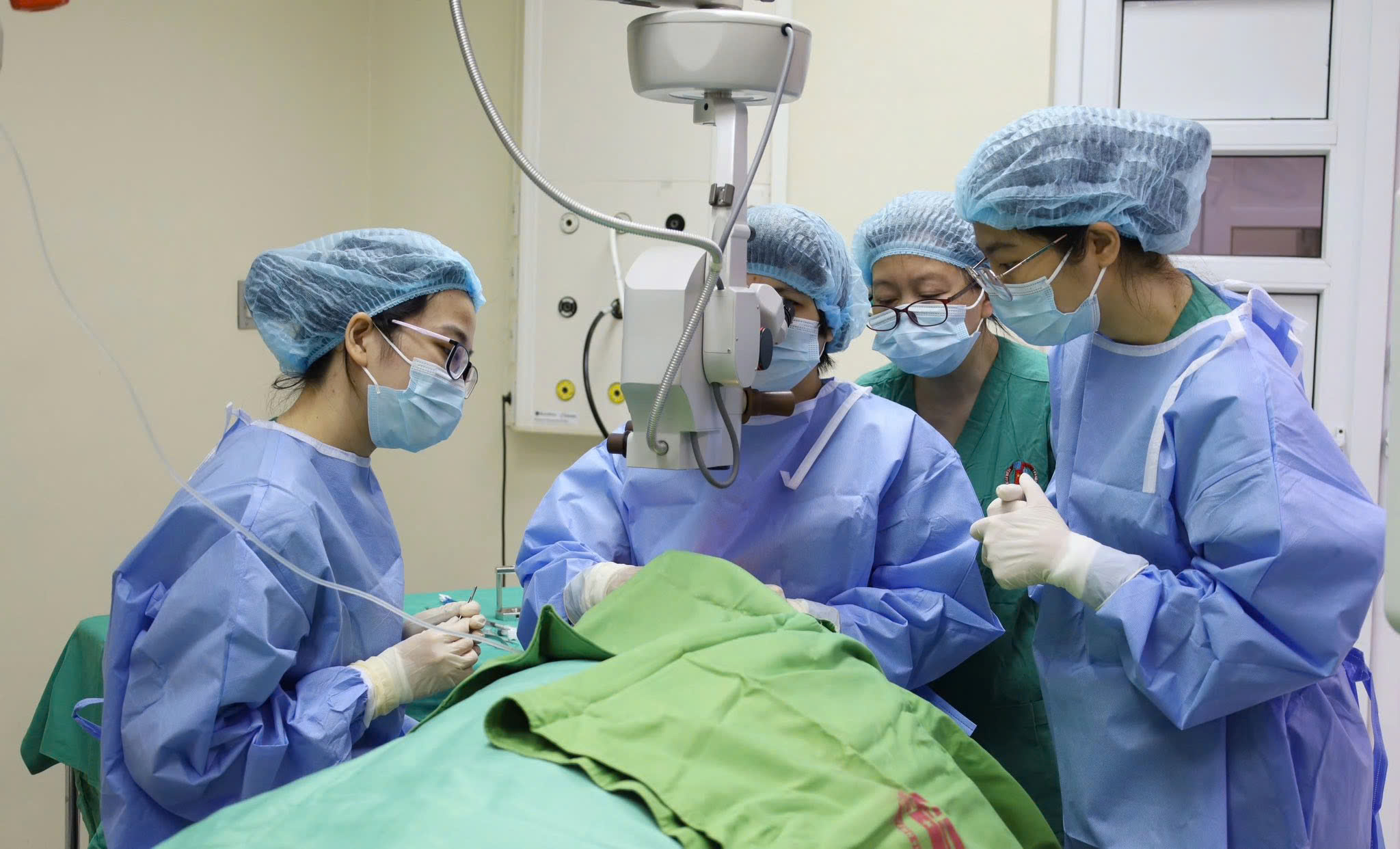 Ca ghép Giác mạc đầu tiên tại Bệnh viện dưới sự hỗ trợ của Bệnh viện Mắt Trung ương